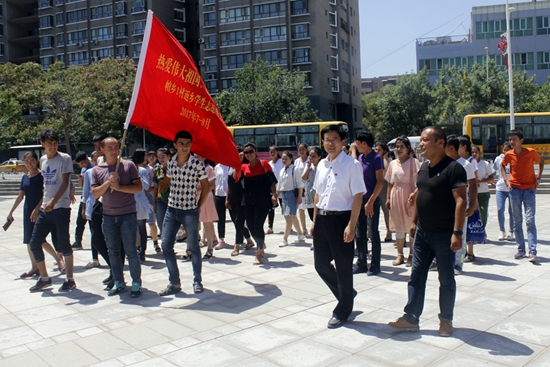 参观队伍.jpg